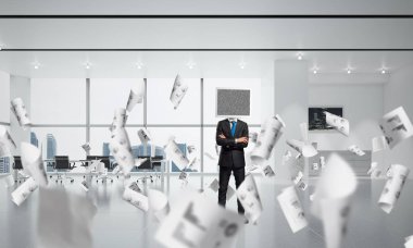 Başı yerine monitörü olan bir iş adamı..