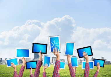 Boş mavi ekranlı tablet bilgisayarı gösteren kadın ellerini kapat