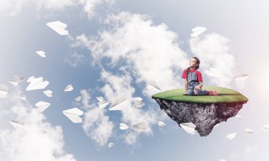 Gökyüzünde yüzen bir adada oturan tatlı, gülümseyen bir kız.