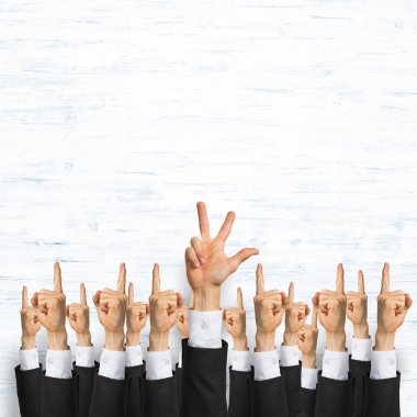 Bir grup iş adamı ahşap arka planda jestler gösteriyor.