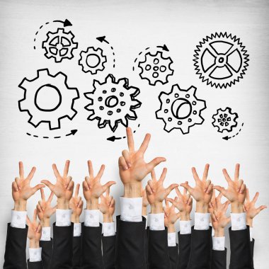 Bir grup iş adamı ahşap arka planda jestler gösteriyor.