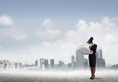 Kamera başlıklı kadınla güvenlik ve gizlilik koruması kavramı