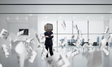 İşadamı kafa yerine eski bir Tv ile.
