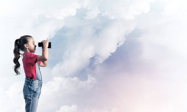 Gökyüzü arka plan hakkında geleceği görmenin karşı tulum, küçük şirin kız