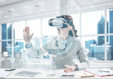 Dijital medya yapısı içinde office dururken ile sanal gerçeklik kulaklık kullanarak takım elbiseli güzel ve genç iş kadını. Güncel güvenlik teknolojileri