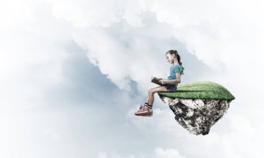 Gökyüzünde yüzen bir adada oturan tatlı, gülümseyen bir kız.