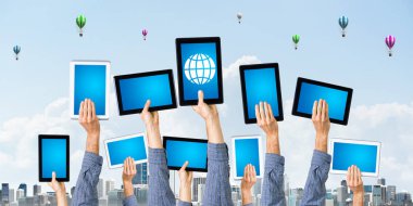 Tablet bilgisayarını boş mavi ekranla gösterme kuyruğunda adamın ellerini kapat