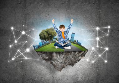 Bağlantı konsepti yüzen ada ve üzerinde kitap oturan mutlu çocuk