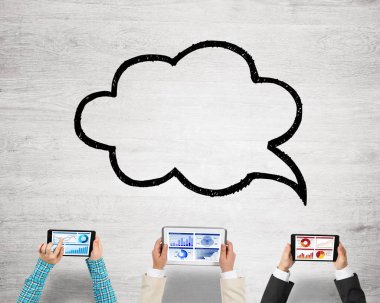 Masada oturan ve alet kullanan iş adamlarının en iyi görüntüsü.