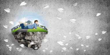 ECO konsepti yüzen ada ve mutlu çocuk.