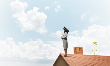 Kamera başlıklı kadınla güvenlik ve gizlilik koruması kavramı