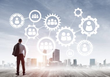 Modern şehir manzarası ve vites bağlantısı fikrine bakan işadamlarının arka planı