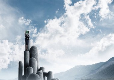 Başı yerine monitörü olan bir iş kadını..