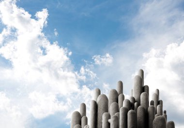 Nefes kesici manzarası olan çok sayıda taş sütun.