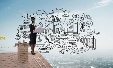 Evin çatısında baş durmak yerine kamerayla zum yapan yüzsüz iş kadını.