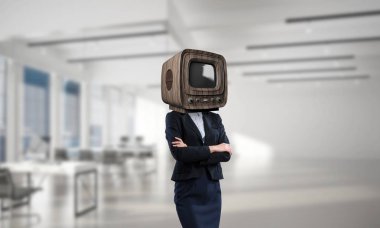 İş kadını baş yerine eski Tv ile.