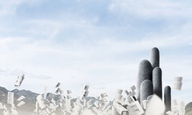 Nefes kesici manzarası olan çok sayıda taş sütun.