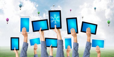 Boş mavi ekranlı tablet bilgisayarını gösteren iş adamının elleri hizaya girsin