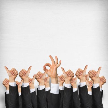 Bir grup iş adamı ahşap arka planda jestler gösteriyor.