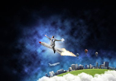 Arka plan üzerine açık alan ve dünya ile roket üzerinde uçan takım elbiseli genç işadamı kavramsal görüntü.