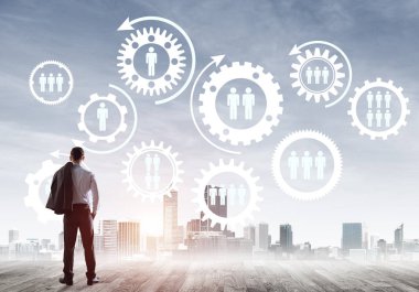 Modern şehir manzarası ve vites bağlantısı fikrine bakan işadamlarının arka planı