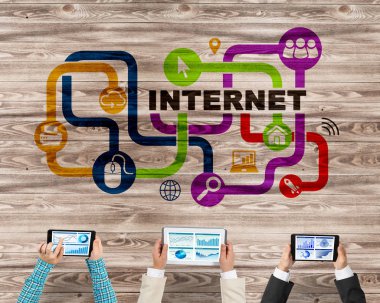 Masada oturan ve alet kullanan iş adamlarının en iyi görüntüsü.