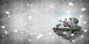 ECO konsepti yüzen ada ve üzerinde kitap oturan çocuklar.