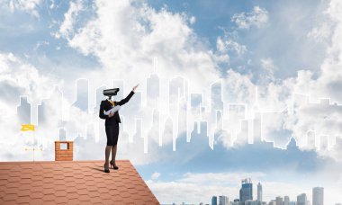 Kamera kafalı kadınla ev güvenliği ve mahremiyet koruması kavramı