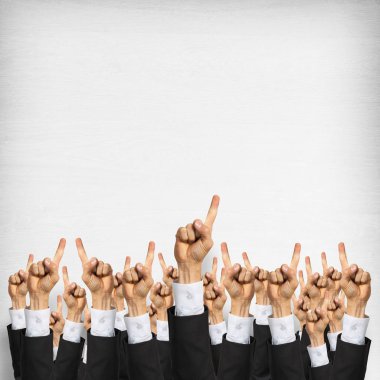 Bir grup iş adamı ahşap arka planda jestler gösteriyor.