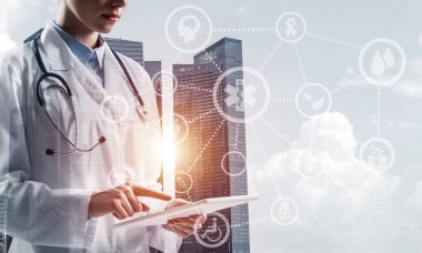 Parmak ve şehir görünümü ve arka planda Modern arayüzü ile beyaz Tıbbi üniforma dokunmadan tablette genç kadın doktor çift pozlama, modern tıp endüstrisinin kavramsal görüntü