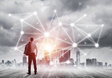 İşadamı arkasını kolluyor ve ağ çizimi kavramına bakıyor