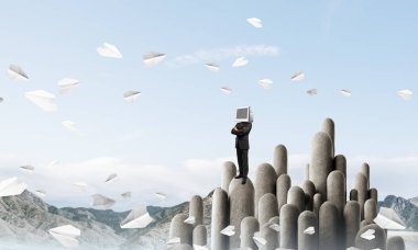 Başı yerine monitörü olan bir iş adamı..