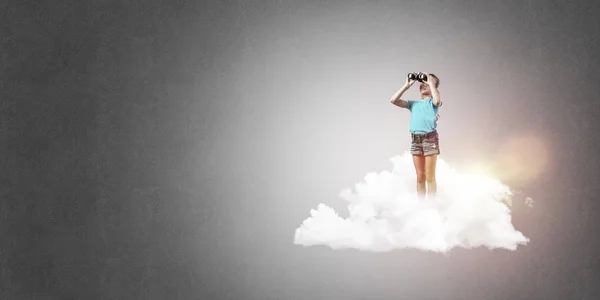 Nettes Kleines Mädchen Das Auf Wolke Steht Und Ein Fernglas — Stockfoto