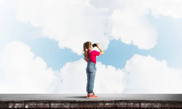 Menina Bonito Idade Escolar Construção Telhado Olhando Binóculos — Fotografia de Stock