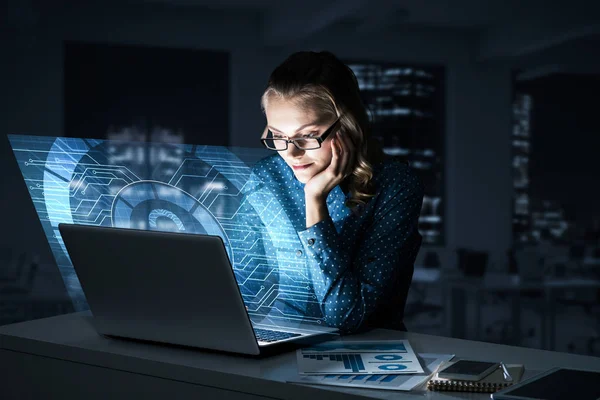 Mulher Atraente Trabalhando Laptop Ícone Bloqueio Fora Tela Meios Mistos — Fotografia de Stock