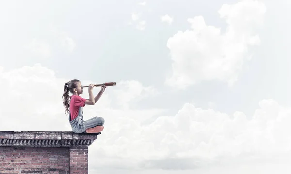 Nettes Mädchen Sitzt Auf Dem Hausdach Und Schaut Spionaglas — Stockfoto