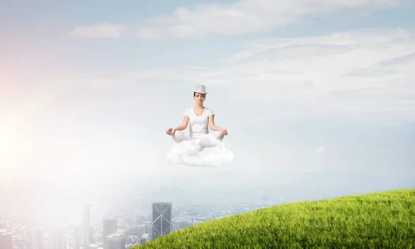目を保つ白い服の若い女性が閉じられ シティビューの背景に雲空気中に瞑想しながら集中して見て — ストック写真