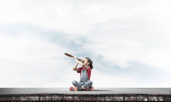 Menina Bonito Garoto Sentado Telhado Casa Olhando Spyglass — Fotografia de Stock