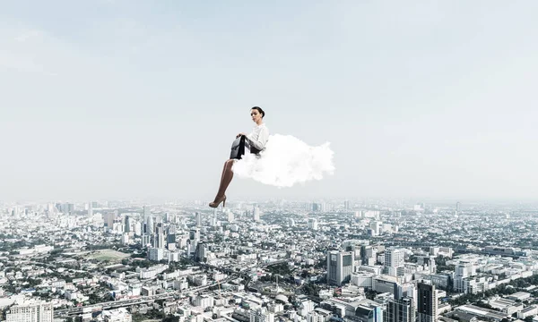 Junge Elegante Frau Mit Koffer Den Händen Auf Wolke Sieben — Stockfoto