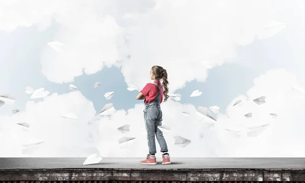 Roztomilé Dítě Dívka Stojící Budování Střechy Papír Letadla Lítají — Stock fotografie