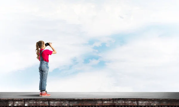 Roztomilé Dívka Školního Věku Střeše Budovy Při Pohledu Dalekohledu — Stock fotografie