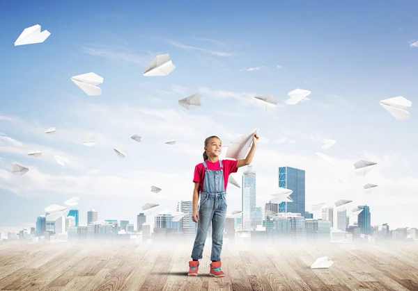 Schattig Kind Meisje Staan Houten Vloer Papier Vliegtuigen Vliegen Rond — Stockfoto