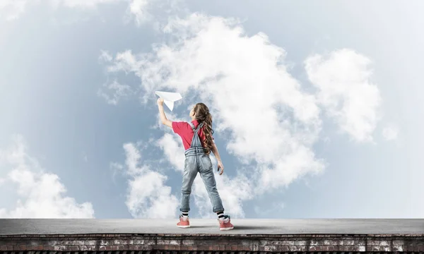 Linda Niña Feliz Construcción Parte Superior Jugando Con Avión Papel — Foto de Stock