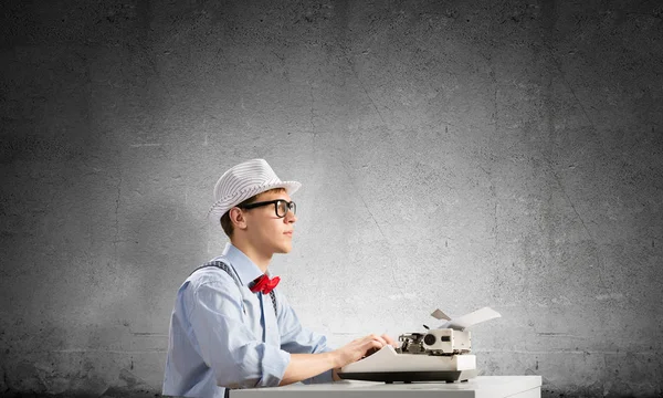 Молодой Человек Писатель Шляпе Очках Помощью Печатной Машины Сидя Столом — стоковое фото