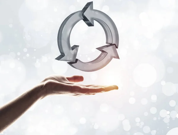 Conceito de reutilização e reciclagem apresentado pelo ícone de vidro na palma da mão — Fotografia de Stock