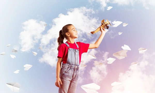 Kleines Süßes Mädchen Vor Himmelshintergrund Spielt Mit Retro Flugzeug — Stockfoto