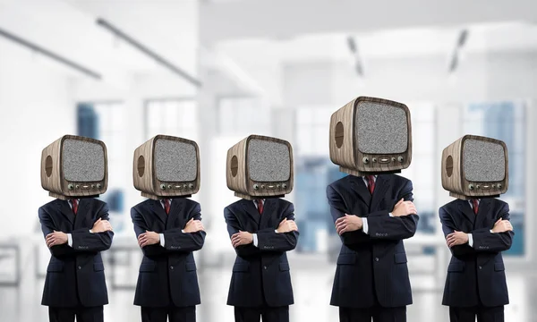Forretningsmenn med gammel TV i stedet for hodet. – stockfoto
