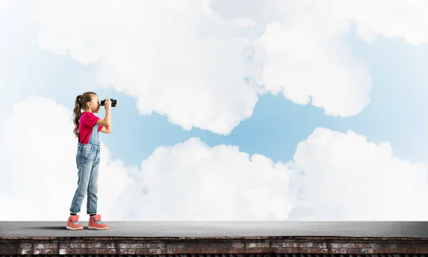 Menina Bonito Idade Escolar Construção Telhado Olhando Binóculos — Fotografia de Stock