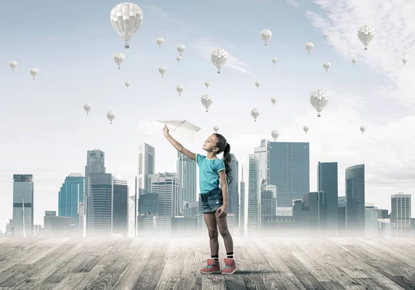 Schattig Kind Meisje Staan Houten Vloer Aerostaten Vliegen Lucht — Stockfoto