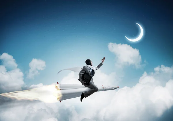 Konceptuell Bild Ung Affärsman Kostym Som Flyger Raket Med Blå — Stockfoto